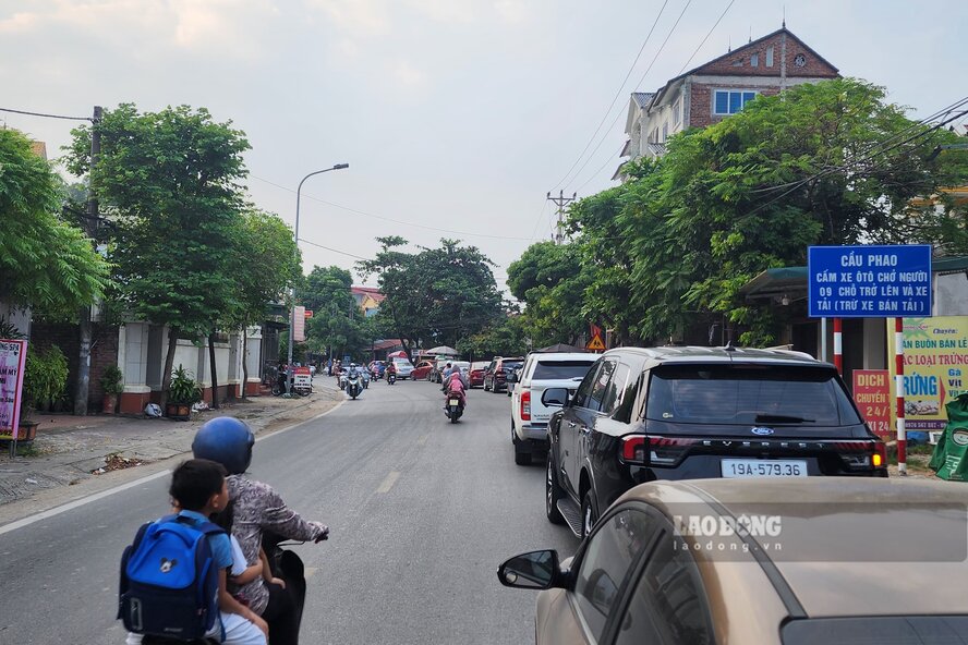 Hang ngay, luong phuong tien luu thong tren cau phao Phong Chau rat lon, 2 duong dan xuong cau thuong xuyen ach tac. Anh: To Cong.