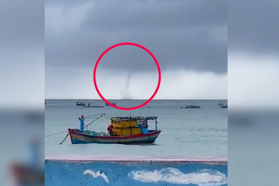 The phenomenon of a waterspout appearing on the sea in Nhon Hai commune (Quy Nhon city, Binh Dinh) was filmed by locals and shared on social networks. Source: Sang Nguyen