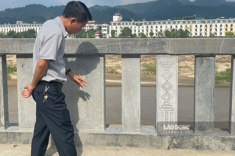 Phó Giám đốc Ban Quản lý dự án đầu tư xây dựng TP Lào Cai Vũ Quốc Trung kiểm tra hệ lan can đá bên bờ sông Hồng. Ảnh: Đinh Đại