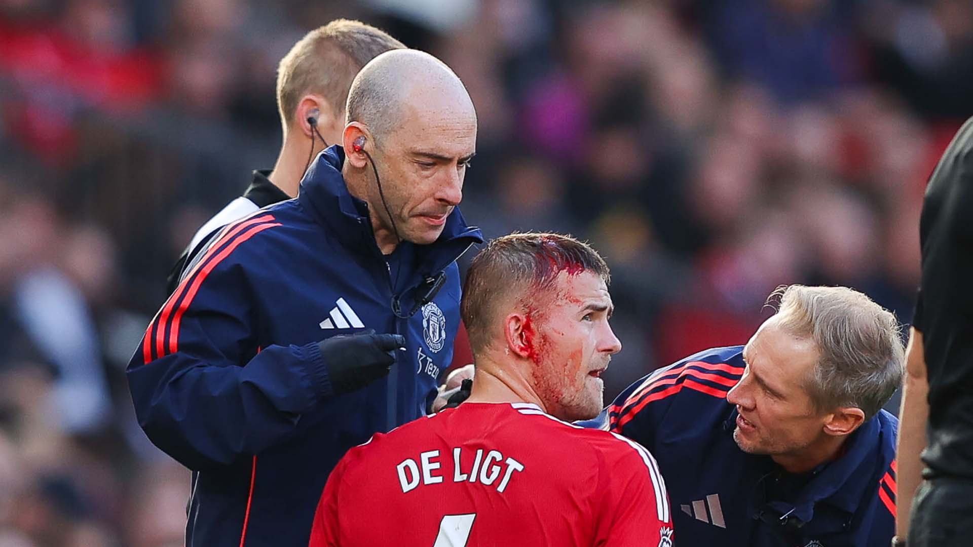 Dau cua De Ligt da chay rat nhieu mau sau pha va cham nguy hiem voi doi phuong. Anh: Premier League