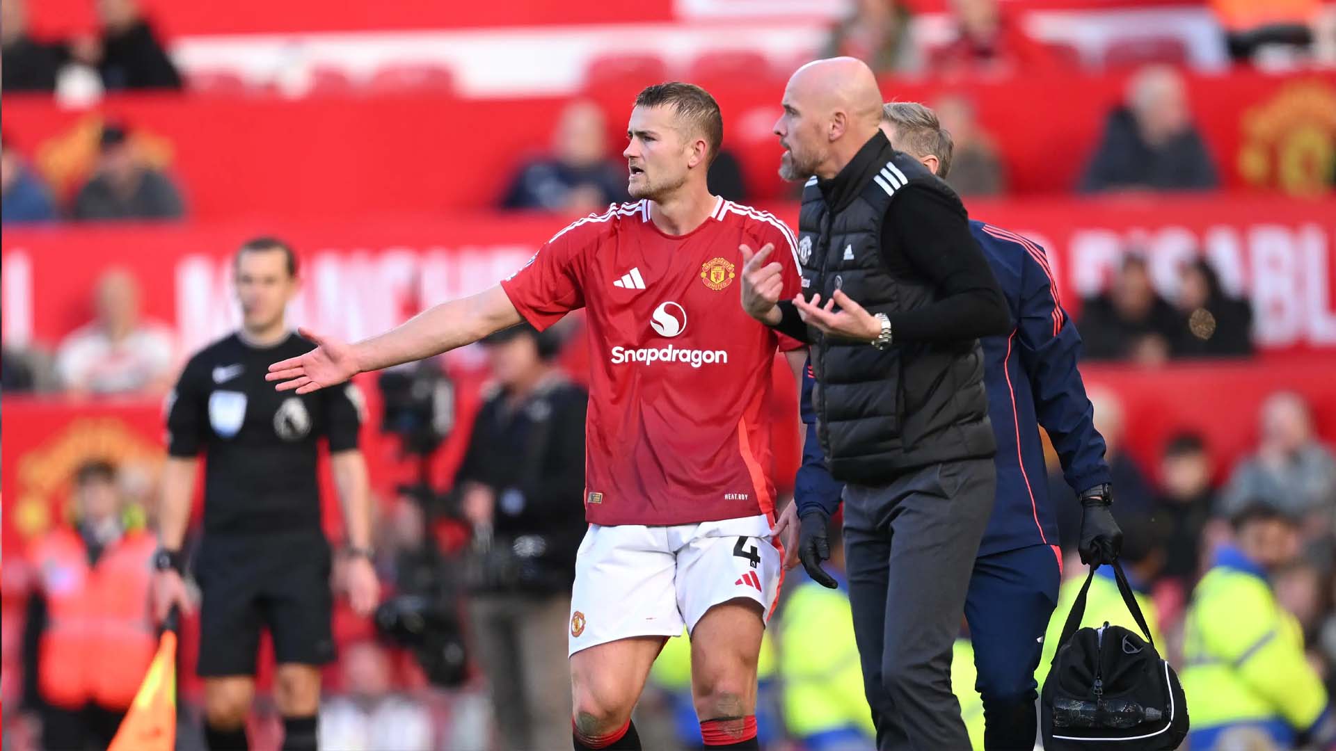 Ca De Ligt va Ten Hag deu rat buc xuc truoc quyet dinh cua trong tai. Anh: Premier League