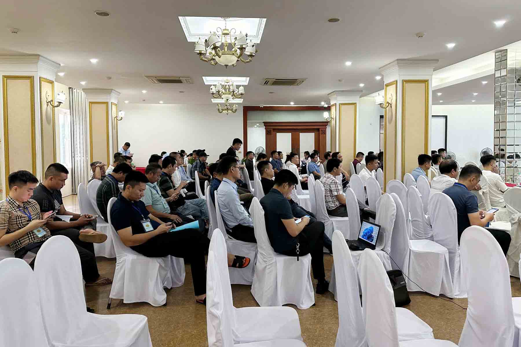 Representatives of many businesses participated in the auction of 4 mineral mines in Ha Tinh on October 21. Photo: Tran Tuan.