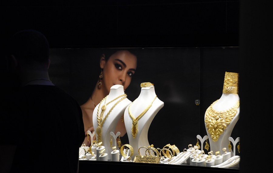 Gold prices are forecast to continue to rise to $3,000, with the possibility of gold surpassing the $2,800 mark in the next three months. Photo: Xinhua
