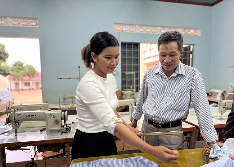 After participating in vocational training, many students in Krong Nang district have found jobs or created their own jobs. Photo: Bao Trung