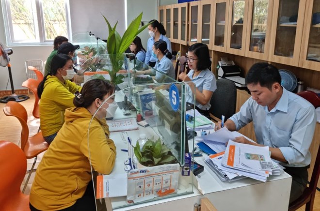 Workers receive one-time social insurance payment at Thu Duc City Social Insurance, Ho Chi Minh City. Photo: Nam Duong