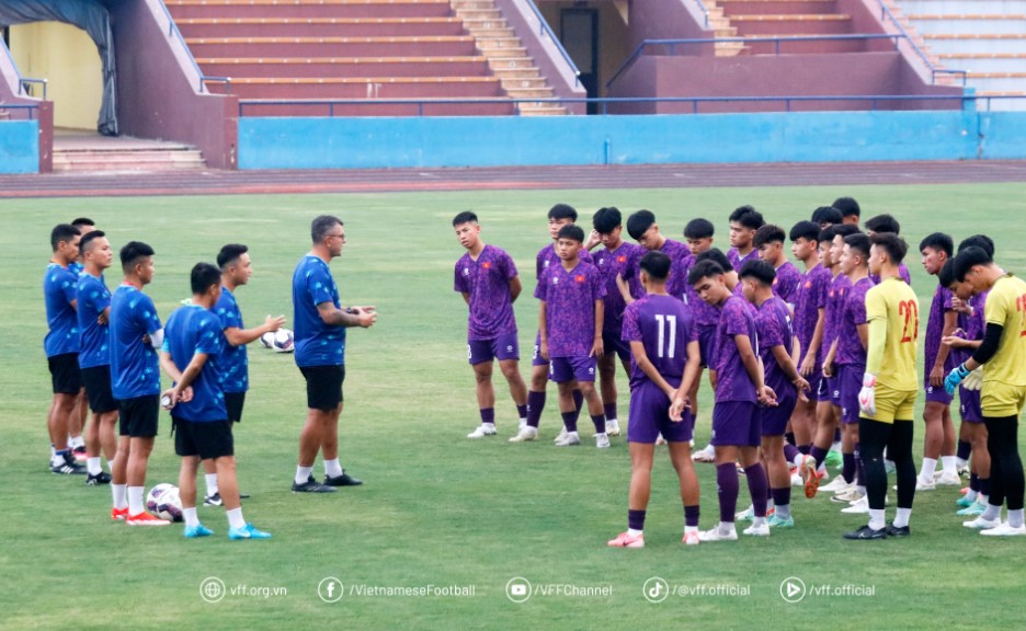 Coach Roland finalized the list of 23 players of U17 Vietnam to participate in the 2025 U17 Asian qualifiers. Photo: VFF