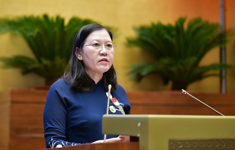Chairwoman of the National Assembly's Judicial Committee Le Thi Nga presented a report explaining, accepting and revising the draft Law on Juvenile Justice. Photo: Pham Thang