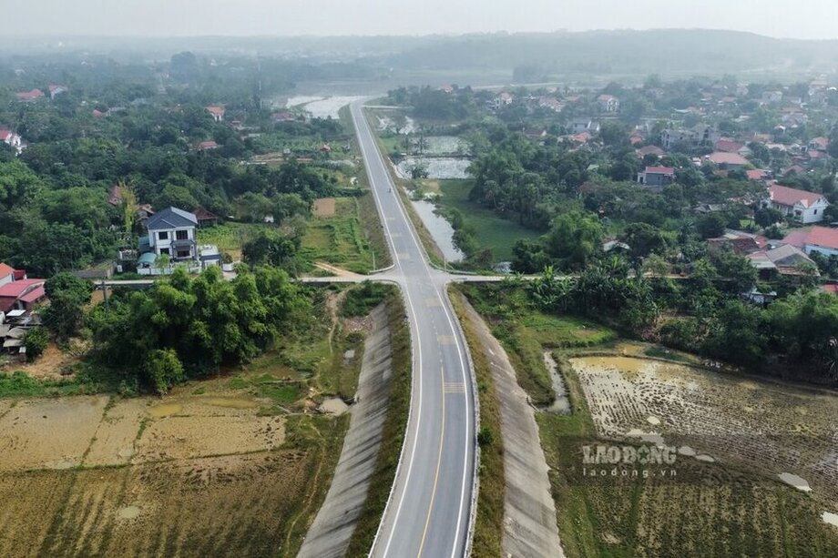 Tuyen chinh duong lien vung noi tinh Phu Tho va tinh Yen Bai. Anh: To Cong.