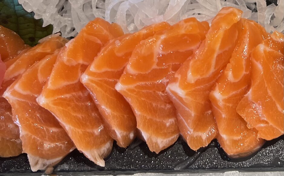 Salmon is one of the recommended foods for lunch to avoid belly fat accumulation. Photo: Kieu Vu