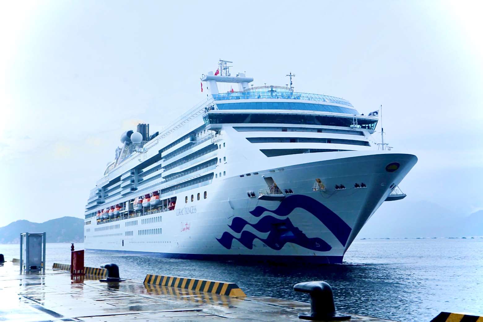 Voi loi the co so ha tang dat chuan quoc te, tau Coral Princess den Khanh Hoa cap Cang Cam Ranh thuan loi cho khach duoc len bo, xuong tau khong phai thuc hien viec trung chuyen. Anh: Nguyen Phat