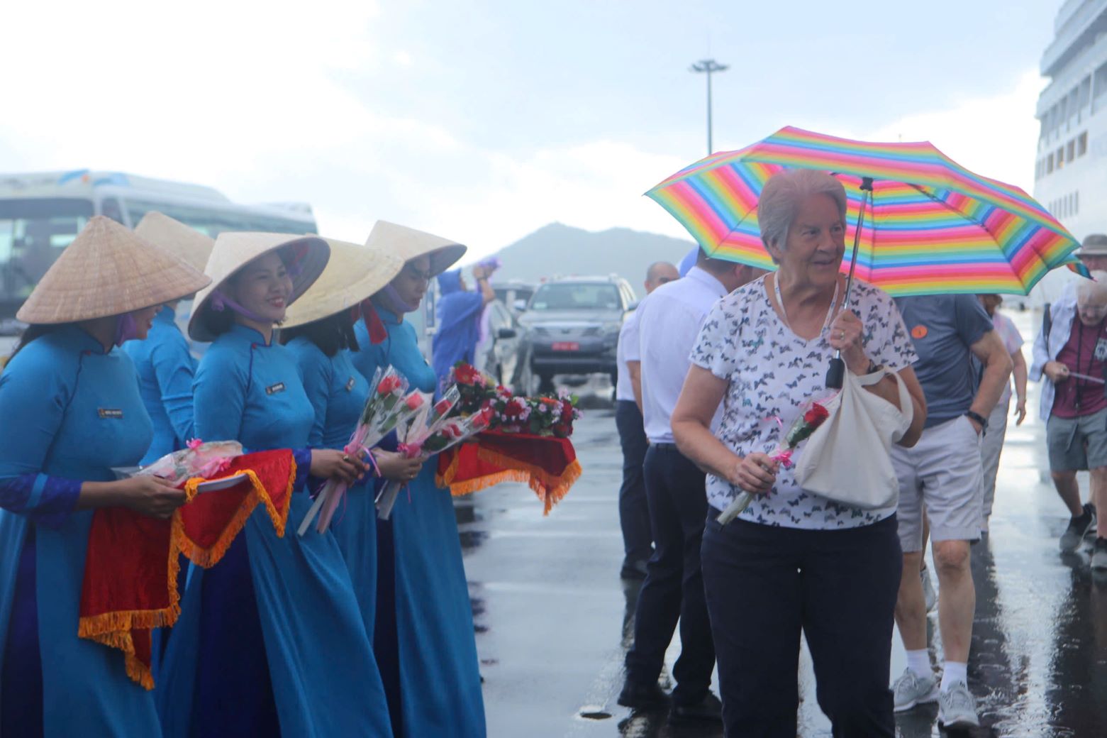 Du khach den tu tau Coral Princess nhan duoc su chao don nong hau ngay khi dat chan xuong Cang Cam Ranh - Khanh Hoa. Anh: Nguyen Phat