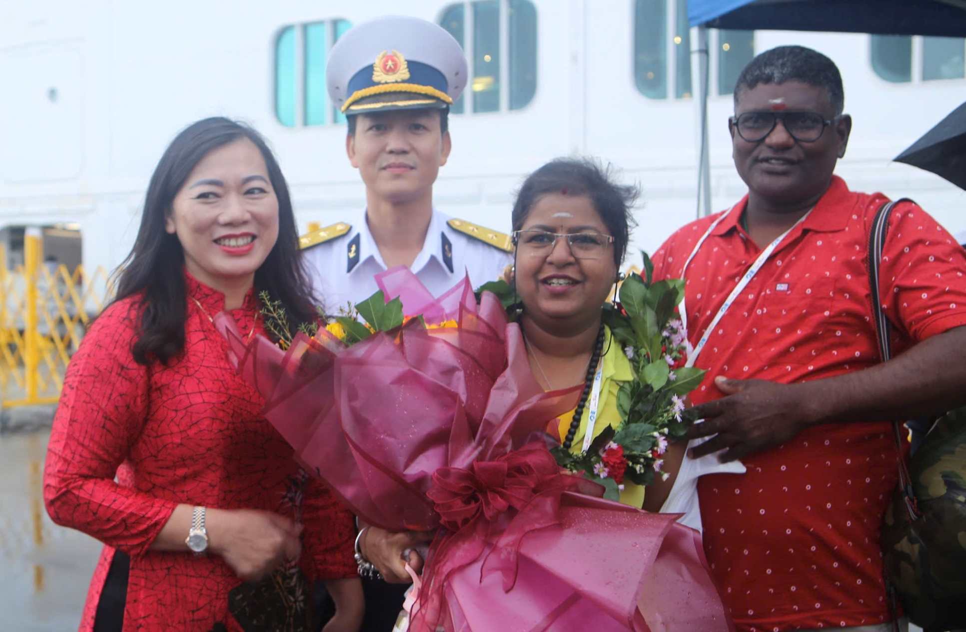 Ba Nguyen Thi Le Thanh - Giam doc So Du lich Khanh Hoa tang hoa chao don cac du khach den tu tau Coral Princess. Anh: Nguyen Phat