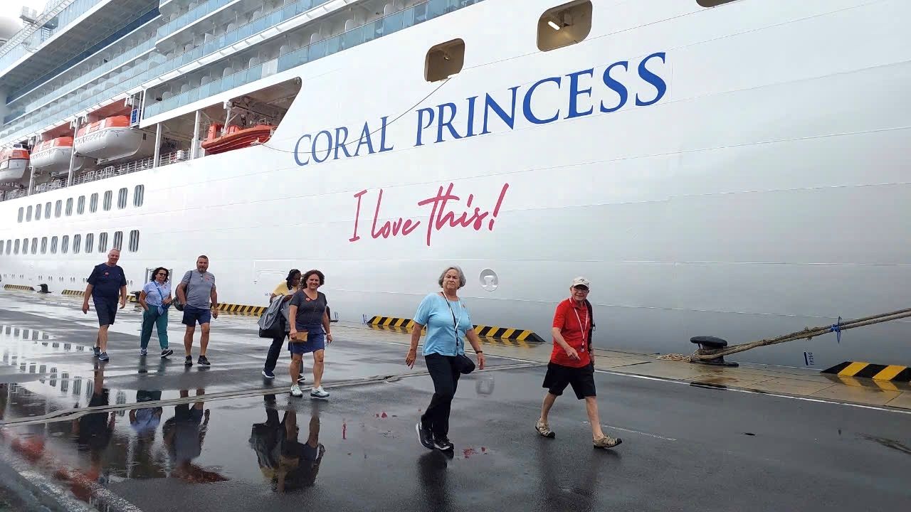 On the morning of October 23, Khanh Hoa welcomed an international cruise ship carrying 2,300 tourists to Cam Ranh International Port. Photo: Nguyen Phat