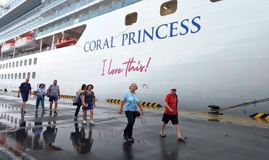 Sáng 23.10, Khánh Hòa chào đón chuyến tàu biển quốc tế mang theo 2.300 du khách cập Cảng quốc tế Cam Ranh. Ảnh: Nguyễn Phát