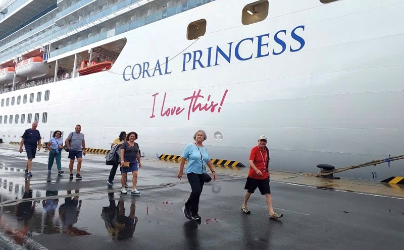 On the morning of October 23, Khanh Hoa welcomed an international cruise ship carrying 2,300 tourists to Cam Ranh International Port. Photo: Nguyen Phat