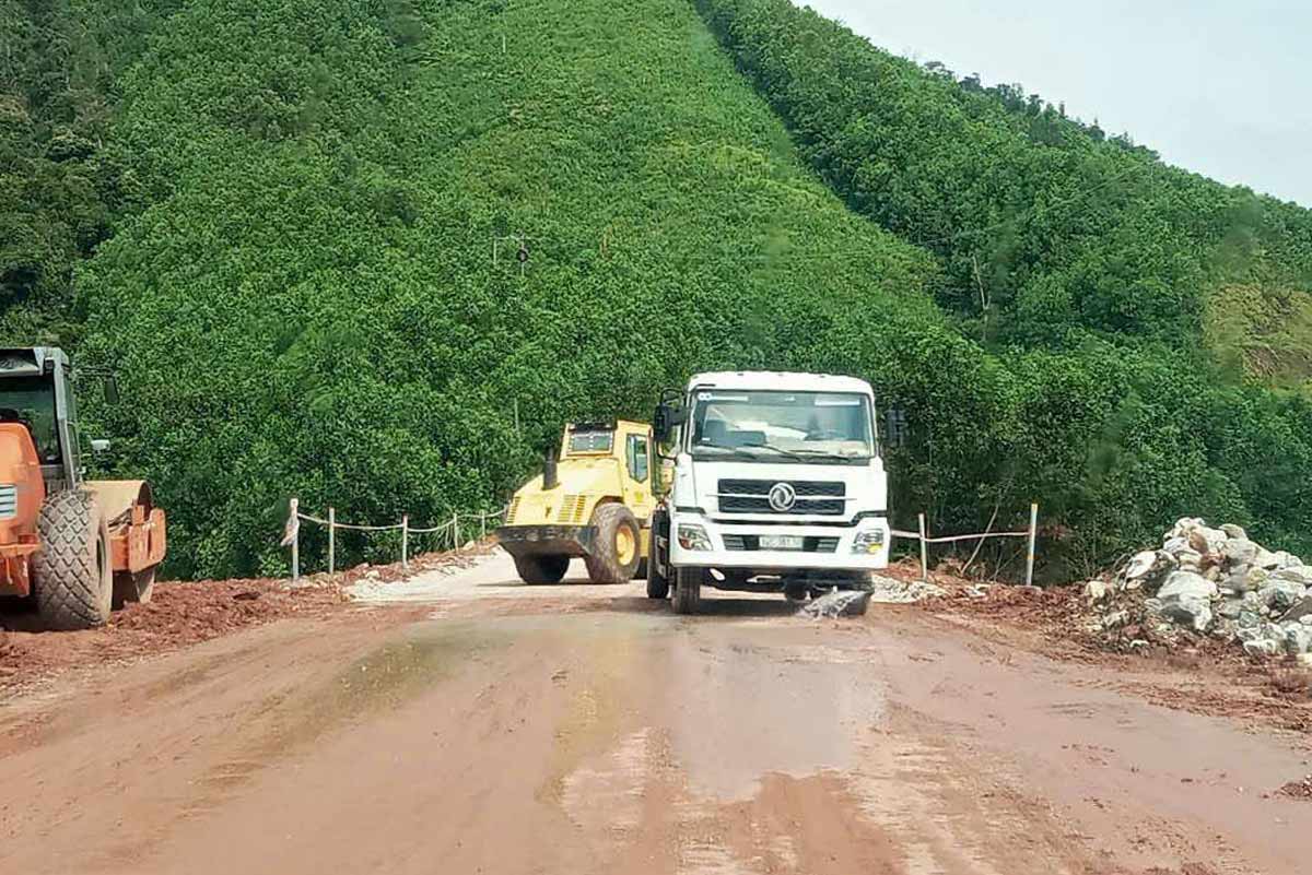 Don vi thi cong dang ve sinh mat duong chuan bi cho tham nhua. Anh: Dieu Hoang