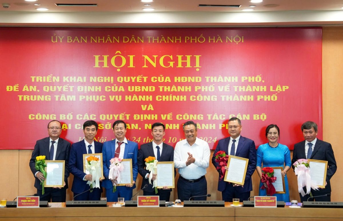 Chu tich UBND Ha Noi Tran Sy Thanh trao quyet dinh bo nhiem va tiep nhan nhieu can bo, lanh dao chu chot. Anh: Hanoi.gov.vn 