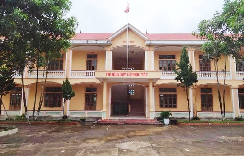 A student at Anh Xuan Secondary School (Nam Xuan Commune, Nam Dan District, Nghe An Province) was forced to eat dirt and then filmed. Photo: Hai Dang