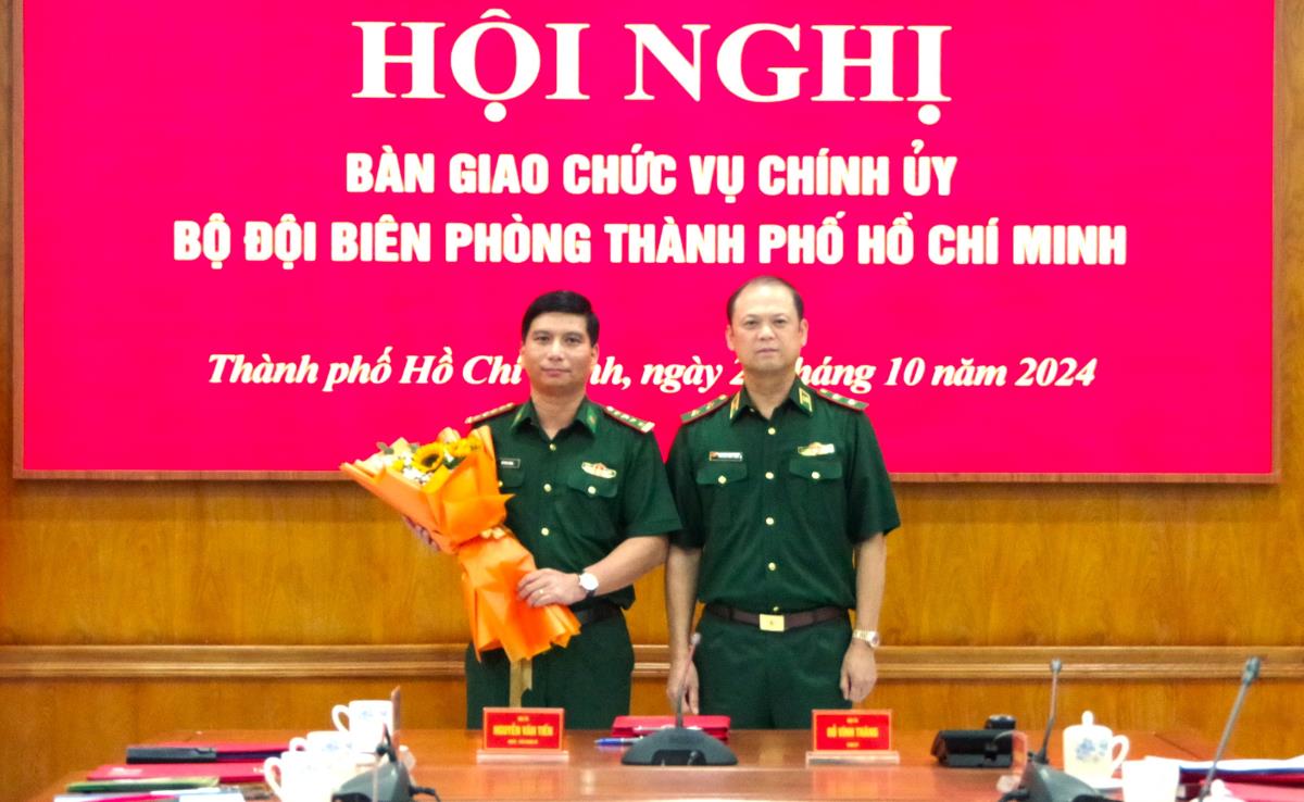 Major General Nguyen Anh Tuan, Political Commissar of the Border Guard, presented flowers to congratulate Colonel Do Vinh Thang. Photo: Le Khoa