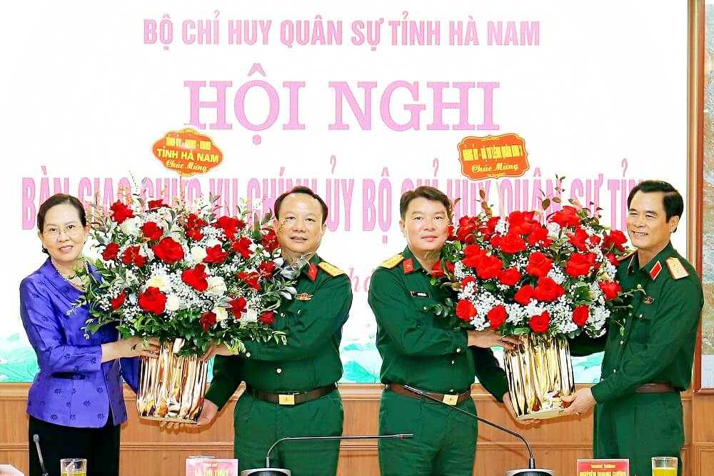 Trung tuong Nguyen Quang Cuong, Bi thu Dang uy, Chinh uy Quan khu 3 va lanh dao tinh Ha Nam tang hoa chuc mung 2 nhan su duoc nhan chuc vu moi. Anh: Duc Viet