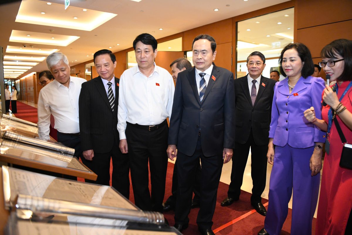 President Luong Cuong and National Assembly Chairman Tran Thanh Man visit the thematic exhibition "National Assembly Newspaper". Photo: Nhu Y