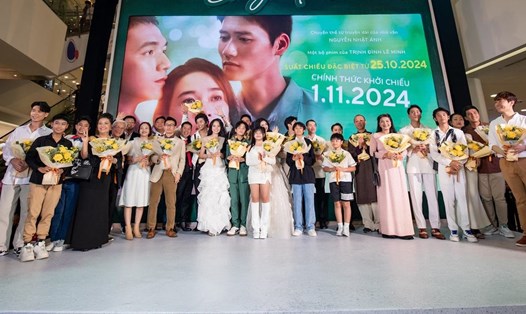 Đoàn phim "Ngày xưa có một chuyện tình". Ảnh: Nhà sản xuất.