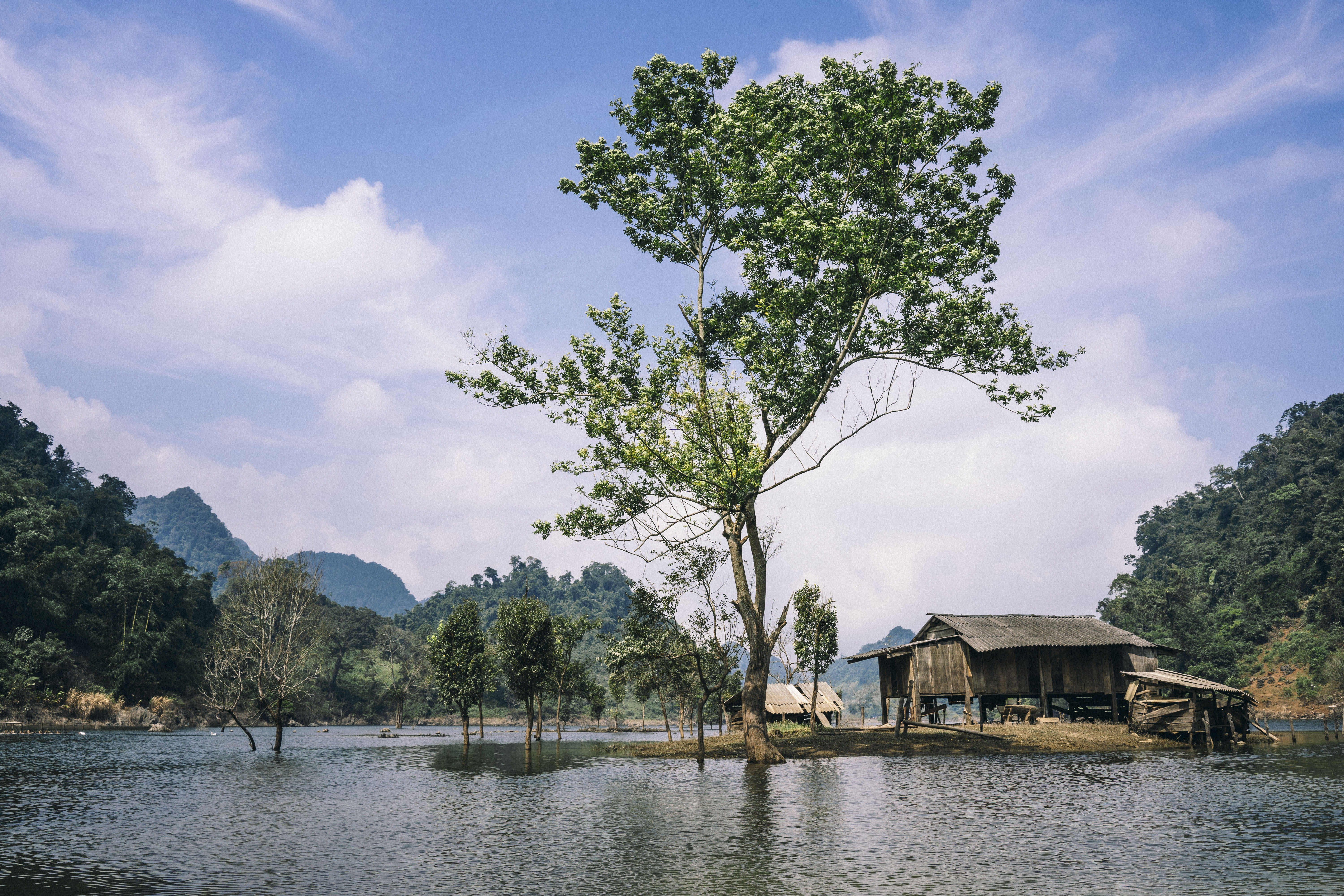 Hồ Tà Phình thuộc bản Tà Phình, xã Tân Lập, huyện Mộc Châu, tỉnh Sơn La, cách trung tâm thị trấn Nông trường Mộc Châu khoảng 25km.