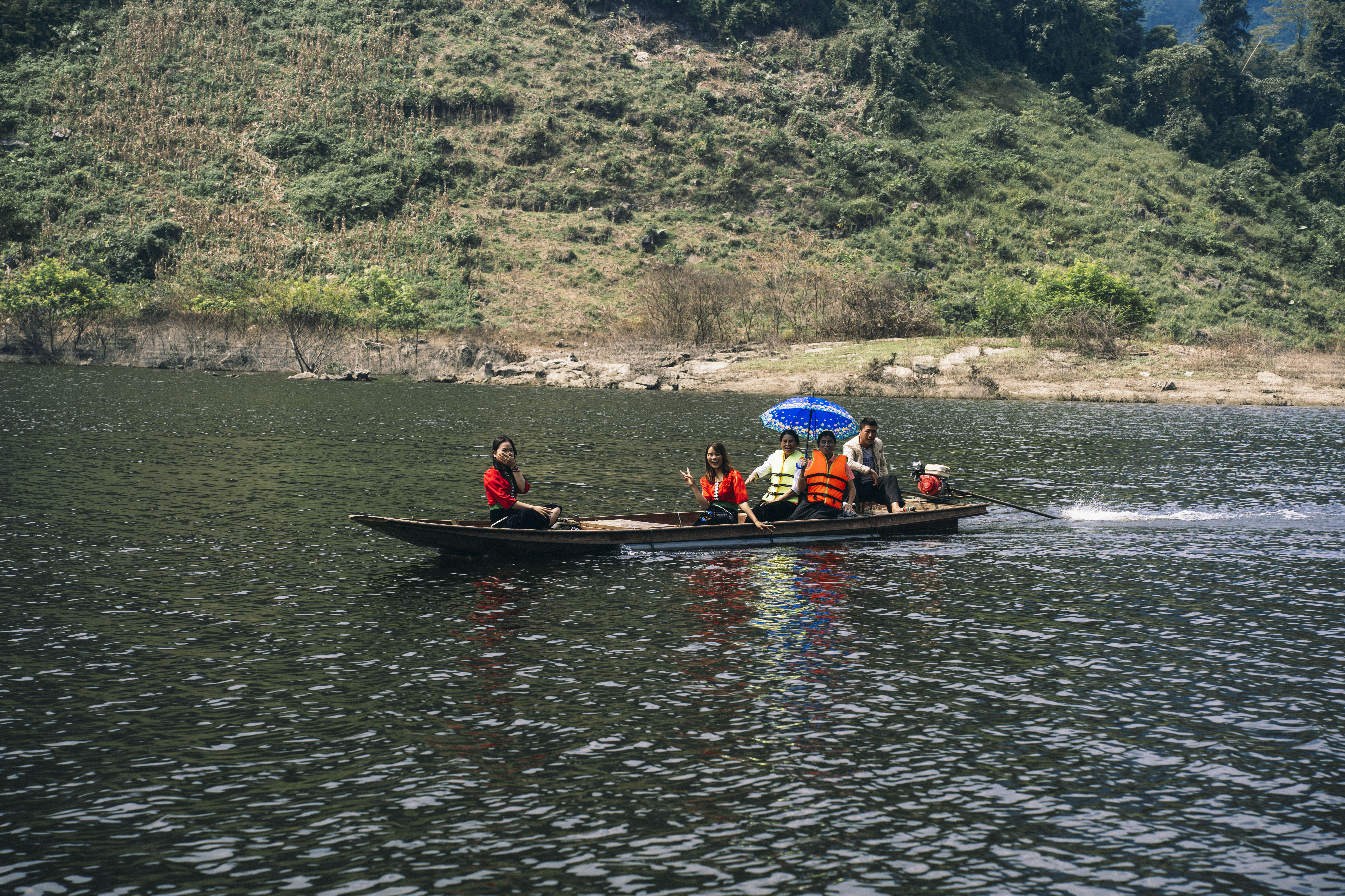 Ho Ta Phinh la net dep doc dao trong buc tranh du lich Moc Chau than quen. Neu truoc nay, nghe ten Moc Chau du khach chi biet toi cac vuon hoa trai thi nay con co them trai nghiem di thuyen tren long ho Ta Phinh, du ngoan trong khong gian xanh cua nui doi Tay Bac.