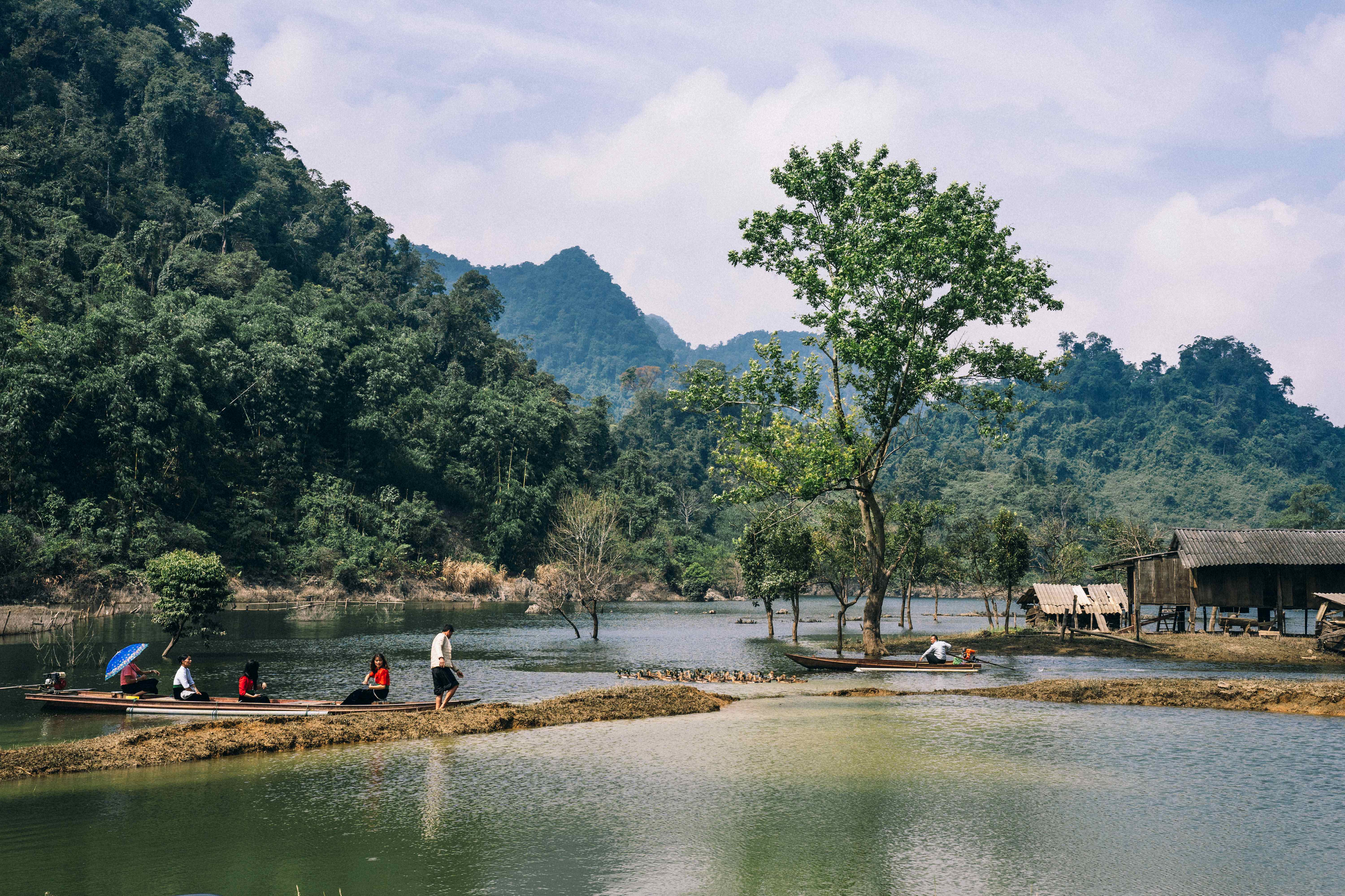 Ngay nay, du khach co the di thuyen tren ho ngam canh, chup anh, tim hieu doi song dan dia phuong, thuong thuc dac san cua nguoi Mong o Moc Chau.