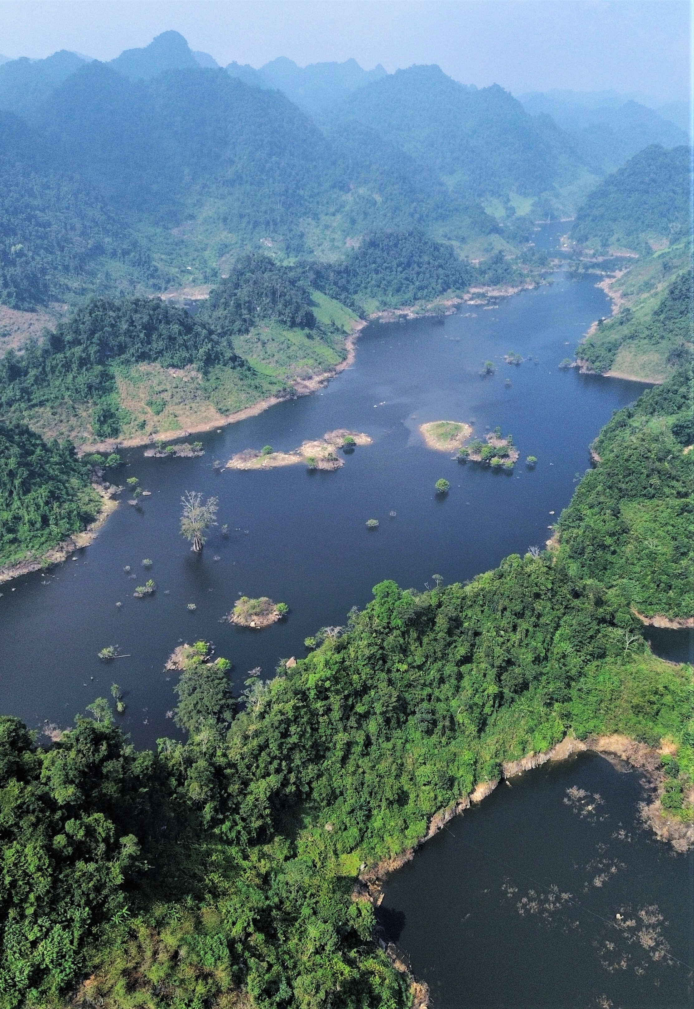 Gia ve len thuyen la 40.000 dong. Tu trung tam thi tran Nong truong Moc Chau di theo huong doi che trai tim khoang 25km se thay nga 3 chi bien dan toi ban Ta Phinh di den ho.