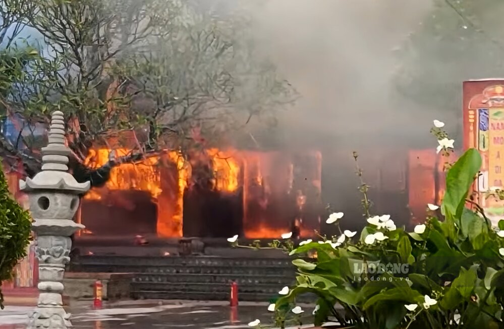 Fire at Pho Quang pagoda in Xuan Lung commune, Lam Thao district, Phu Tho province. Photo: Provided by local people