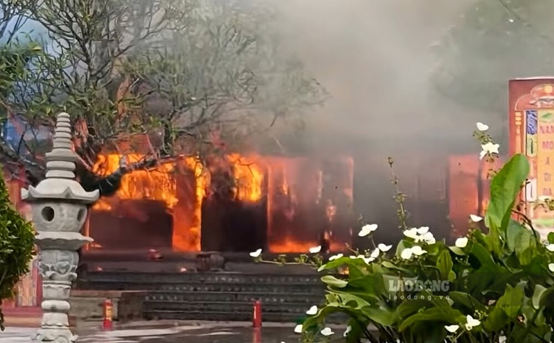 Fire at Pho Quang pagoda in Xuan Lung commune, Lam Thao district, Phu Tho province. Photo: Provided by local people