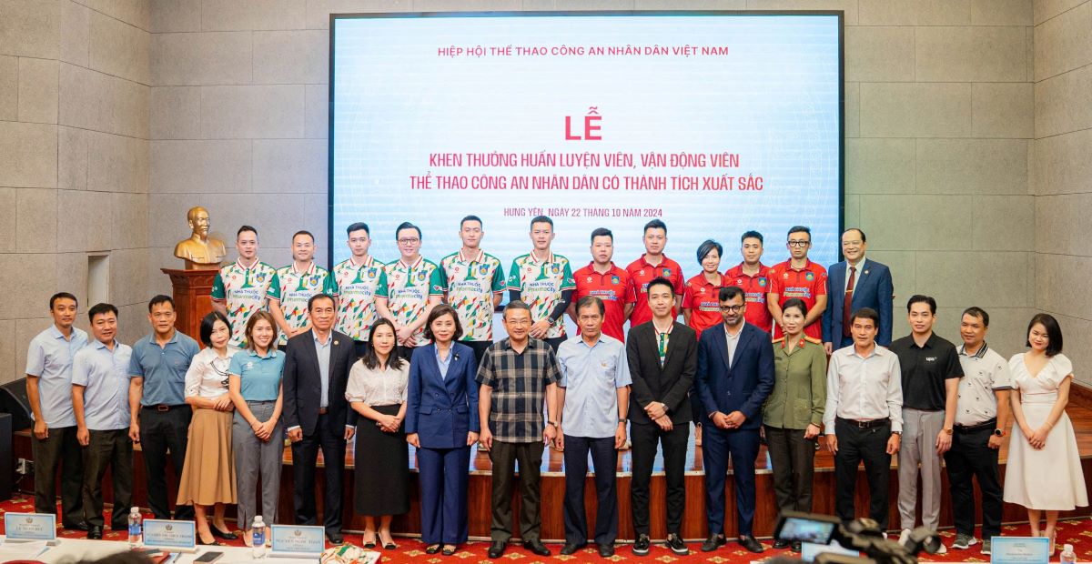 Lanh dao Hiep hoi The thao Cong An Nhan dan Viet Nam chup hinh cung doi hinh thi dau cau lac bo pickleball Cong an Nhan dan va cac nha tai tro. Anh: Phuong Dung