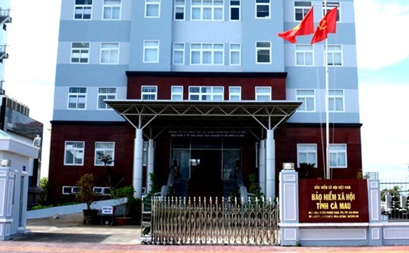 Ca Mau Social Insurance is working together to help medical facilities overcome difficulties. Photo: Nhat Ho