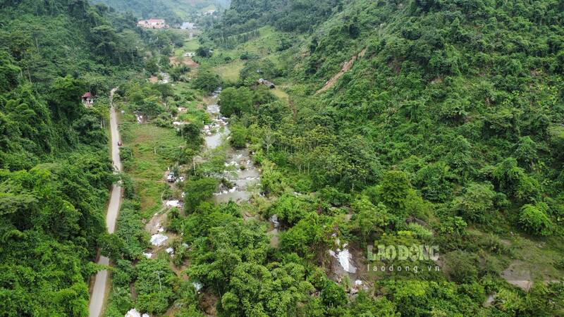 Workers clean up sludge along a stream in Ban Thi commune. Photo: Lam Thanh