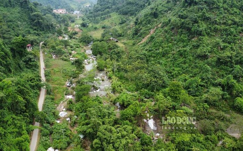 Workers clean up sludge along a stream in Ban Thi commune. Photo: Lam Thanh