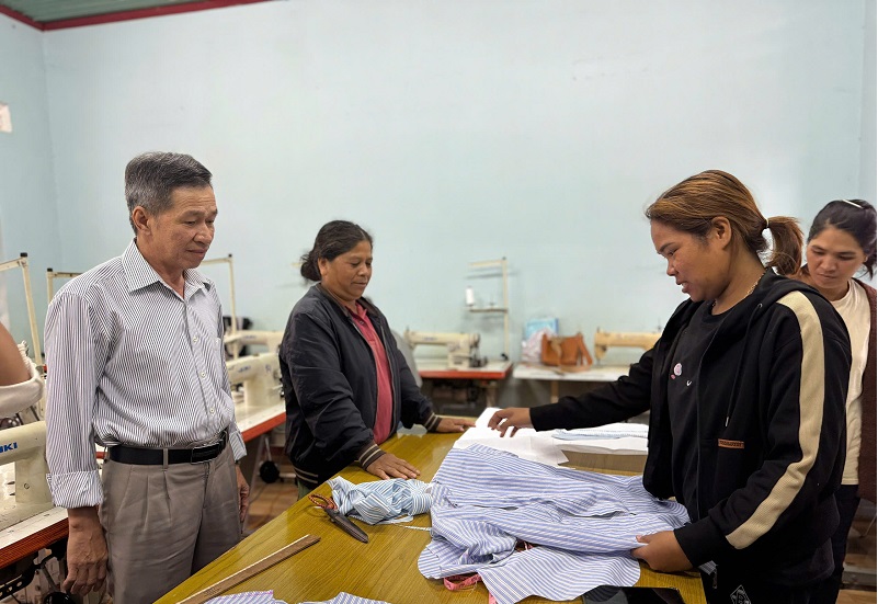 Sewing training class in Krong Nang district, Dak Lak province. Photo: Bao Trung