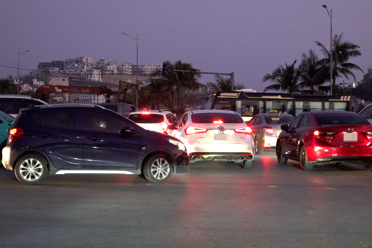 Lộn xộn giao thông tại Hạ Long (Quảng Ninh) do sự cố đèn tín hiệu. Ảnh: Đoàn Hưng