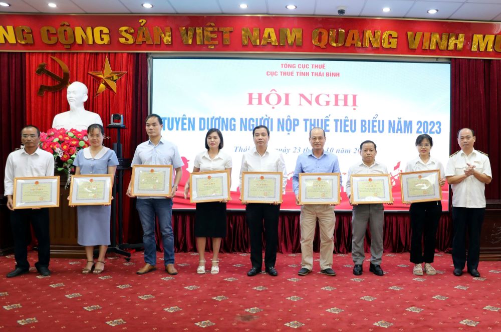 Leaders of Thai Binh Provincial Tax Department awarded certificates of merit to typical tax-paying enterprises in 2023. Photo: Nam Hong