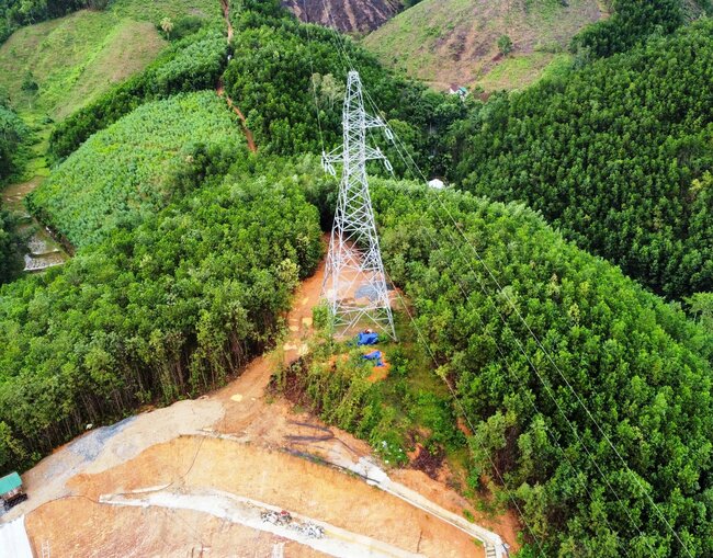 Failure to relocate the illegal electric pole on the top of Van Ca Vai resulted in the inability to lower the height to prevent landslides to ensure the safety of the five households living at the foot of the mountain. Photo: Vien Nguyen