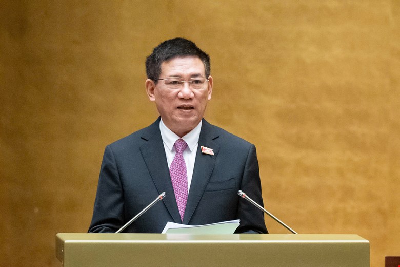 Deputy Prime Minister of the Government, Minister of Finance Ho Duc Phoc presented the Proposal on the policy of investing additional state capital at Vietcombank. Photo: National Assembly