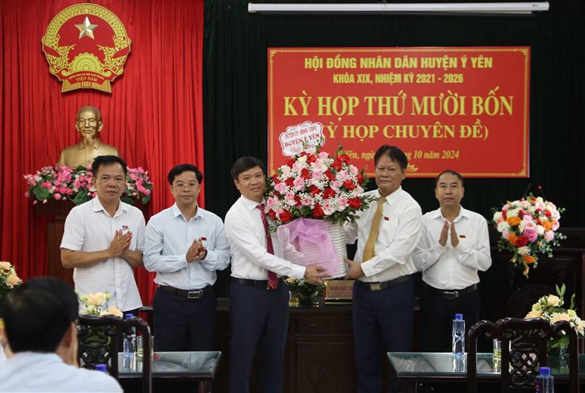 New Chairman of the People's Committee of Y Yen District (Nam Dinh Province) Hoang Anh Duc receives congratulatory flowers. Photo: Y Yen District Portal