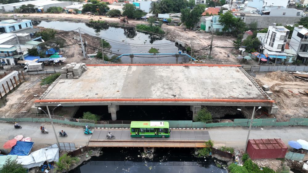 The 374 billion VND bridge in Ho Chi Minh City is still sluggish after 6 years of construction