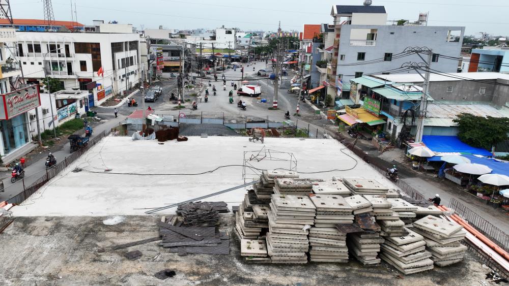   Cau Ba Hom van con rat ngon ngang, sat thep, coi tron be tong hoen gi; gach, da... xep tung dong chong cho tren cong truong. Theo ghi nhan, khong co mot bong cong nhan lam viec. Ảnh: Anh Tu