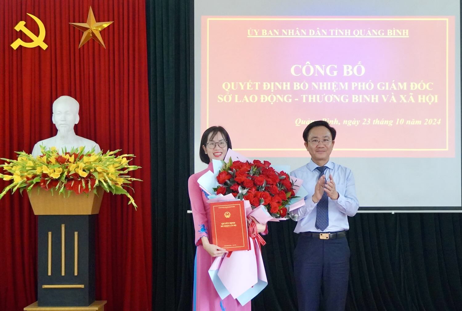 Ms. Truong Thi Thanh Hoa received the decision to appoint her as Deputy Director of the Department of Labor, Invalids and Social Affairs of Quang Binh province. Photo: H. Hanh