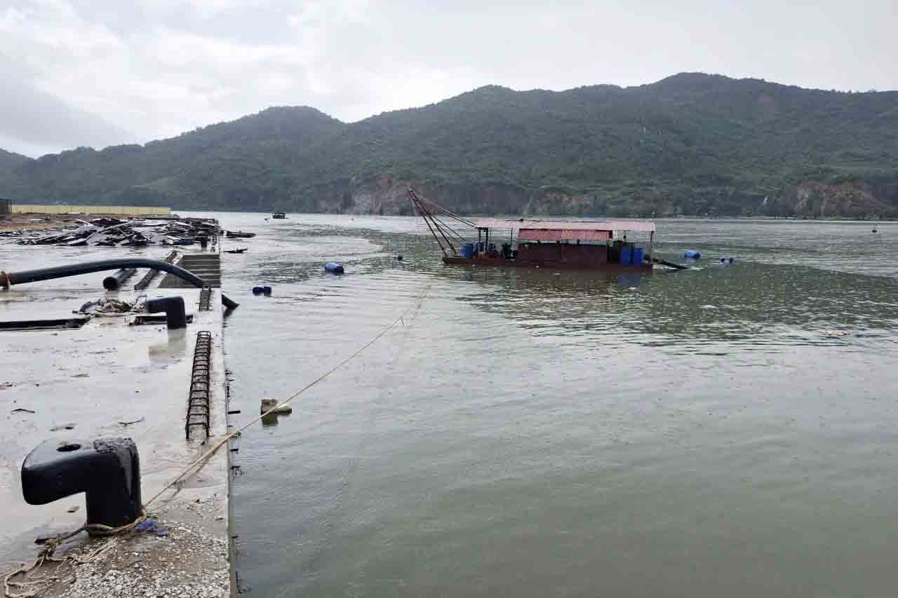 Sà lan đang hút cát để nạo vét luồng lạch ở Dự án xây dựng cảng cá Thạch Kim. Ảnh: Trần Tuấn.