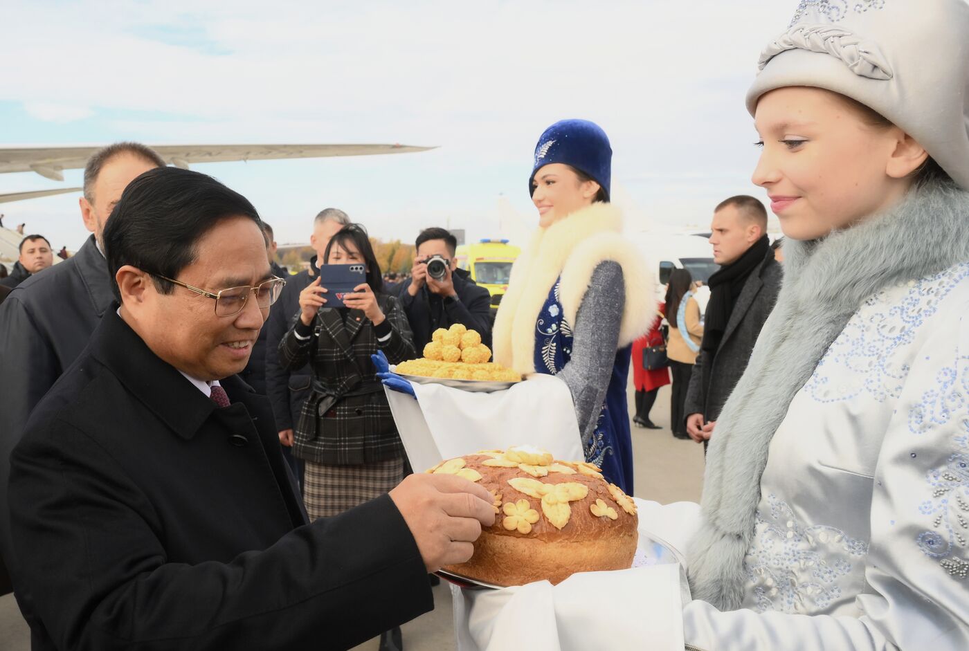 Cac ban Nga don Thu tuong Chinh phu voi nghi thuc truyen thong dac biet moi khach quy an banh mi muoi va keo ngot trac-trac. Anh: brics-russia2024