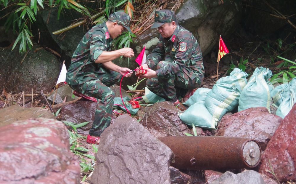 Engineers approached the bomb and placed explosives to detonate it on the spot. Photo: Xuan Dien.