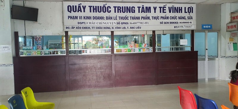 Nam trong Trung tam y te huyen Vinh Loi, nha thuoc trung tam ngay gio cao diem van khong co khach. Anh: Nhat Ho