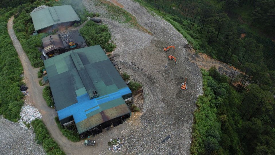 Waste from the factory is dumped below. Photo: Hoai Thanh